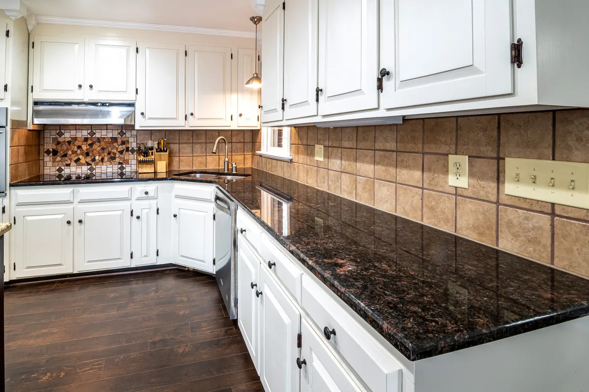 An alternative white fireclay farmhouse kitchen sink compared to granite composite basins.
